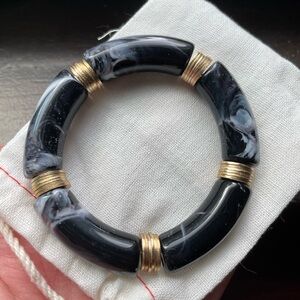 Black stretchy marble like bracelet gold wire new